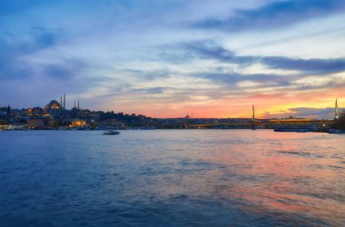 Istanbul Haliç metro Köprüsü sırasında kendi post modern bir görünüm ile alacakaranlık yeni inşa
