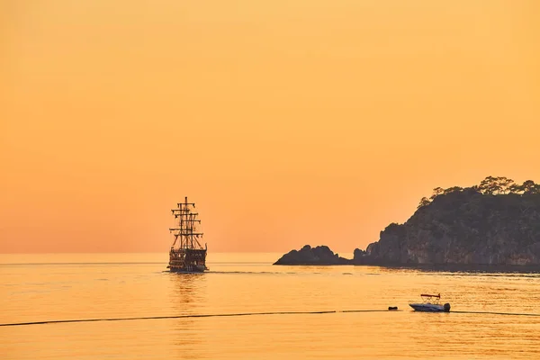 Silhouette Montagne Yacht Tramonto Oludeniz Turchia — Foto Stock