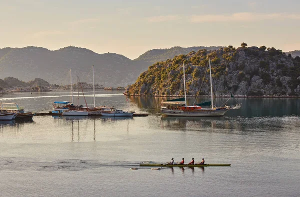黎明景观 训练皮划艇手 土耳其克科夫群岛的景色 — 图库照片