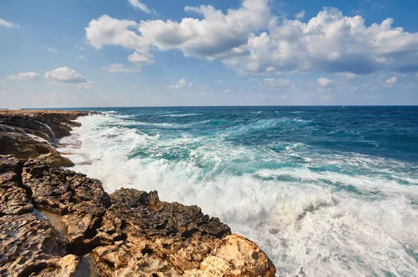 浪打破关于岩石半岛的海角劳拉在南 Akamas 塞浦路斯 — 图库照片