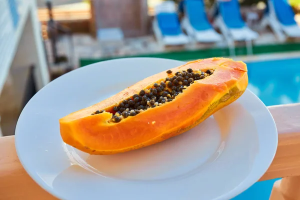 Papaya Fruit Half Cut Pieces Close Photo Plate — Stock Photo, Image