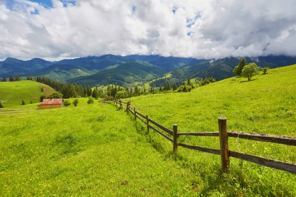 Letní Krajina Horách Tmavě Modrá Obloha Mraky — Stock fotografie