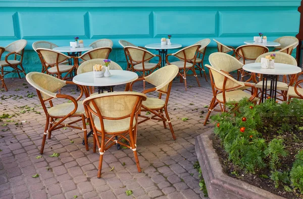 Mesa Sillas Vacías Una Cafetería Sol Brilla —  Fotos de Stock