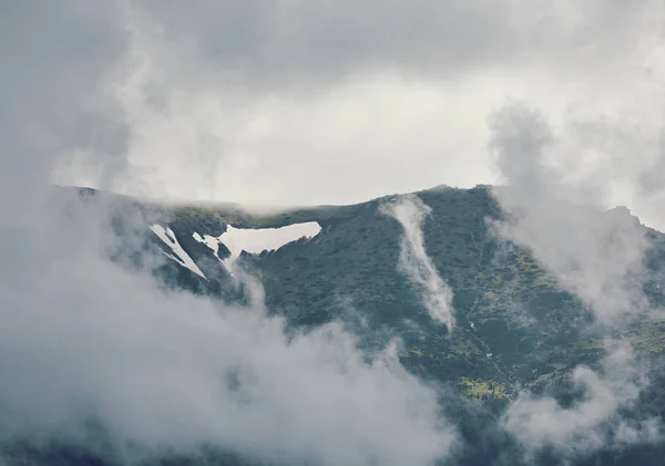 Nubes Lluvia Cima Montaña Paisaje Natural —  Fotos de Stock