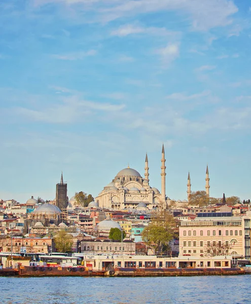 Istanbul cityscape tekneler ve Süleymaniye Camii, Türkiye.