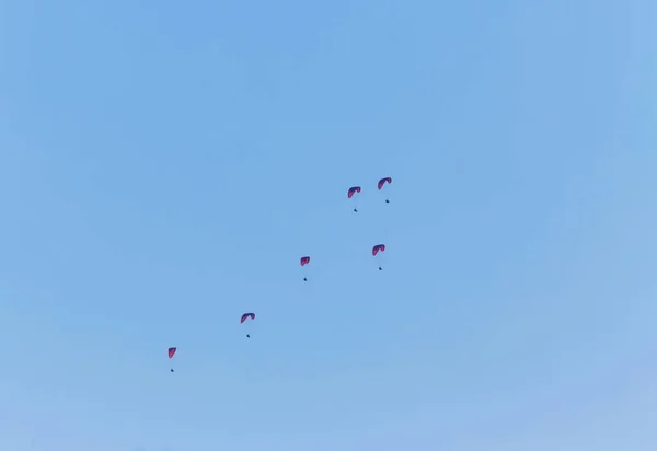 Silhouette Parapente Motorisé Survolant Mer Contre Merveilleux Coucher Soleil Orange — Photo