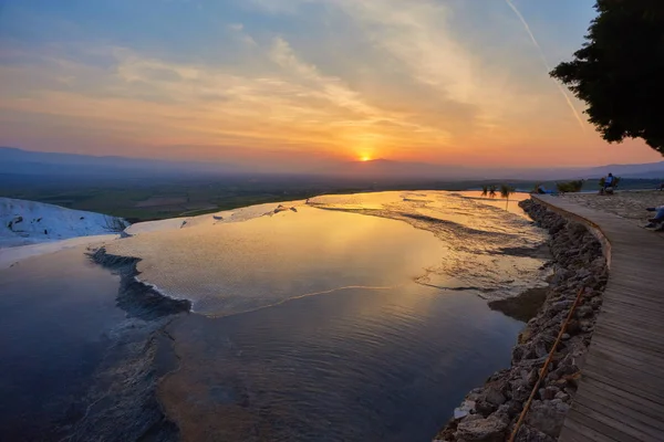 Přírodní Travertinové Bazény Terasy Při Západu Slunce Pamukkale Turecko — Stock fotografie