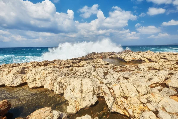 Pokonać Fale Skalistym Brzegu Morza Śródziemnego Cypr — Zdjęcie stockowe