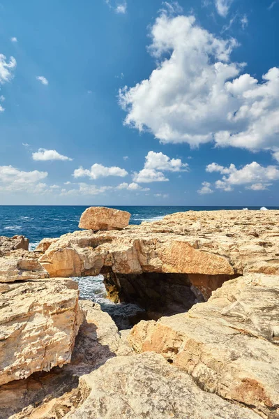 Grandi Onde Infrangono Sulla Penisola Rocciosa Capo Lara Nel Sud — Foto Stock