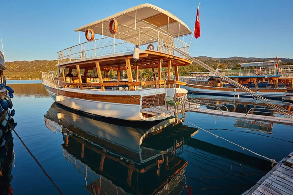 Muelle Barcos Estacionamiento Marítimo Barcos Yates Kekova Una Ciudad Hundida —  Fotos de Stock