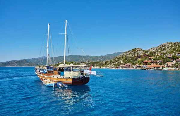 Antik kent Kekova ve Türk bayrağı, Antalya, Türkiye ile bir tekne. Türkiye'de yaz tatili görüntü.