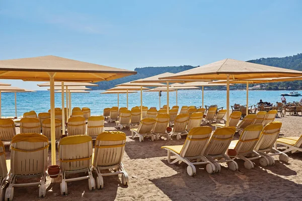 Prázdné Plážové Židle Pláži Blízkosti Modré Vody Kemer Turecko Středozemní — Stock fotografie