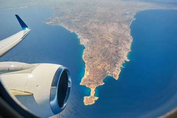 Avião Está Sobrevoando Ilha Chipre Asa Avião Voo Partir Janela — Fotografia de Stock