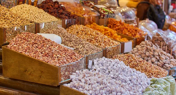 Antep fıstığı, ceviz, badem, ve otantik bir Türk ın Bazaarı yuvarlak metal kasetlerine somun