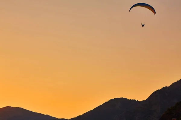 Sziluettjét Siklóernyőket Ellen Drámai Sky Sunset — Stock Fotó