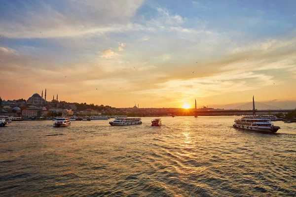 Istanbul, Türkiye'de gün batımını feribot teknelerle Boğaz