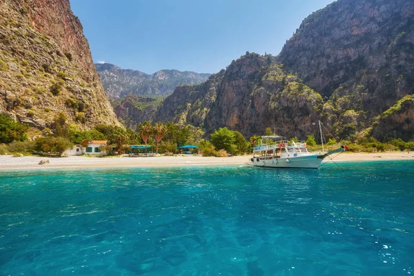 Turisti Visitano Famosa Spiaggia Butterfly Valley Vicino Oludeniz — Foto Stock