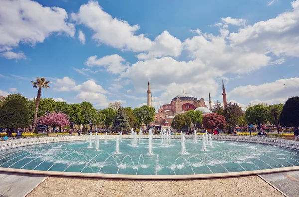 Ayasofya'nın ve bir güzel yaz günü Istanbul, Türkiye'de çeşme