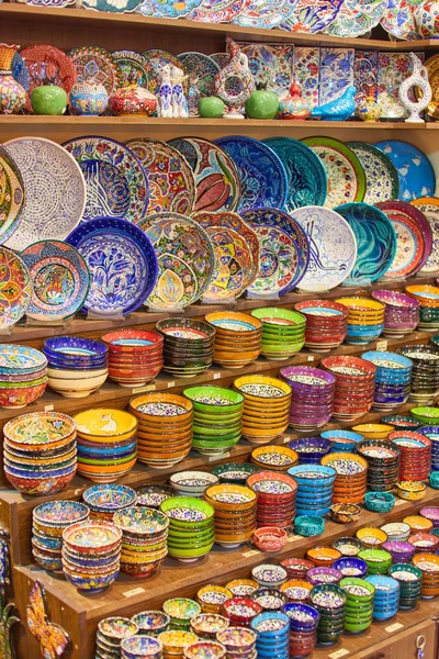 Geleneksel Türk renkli seramik, yemekler, kase, tabak, bardak, Kapalı Çarşı hatıra eşya üzerinde. Istanbul, Türkiye