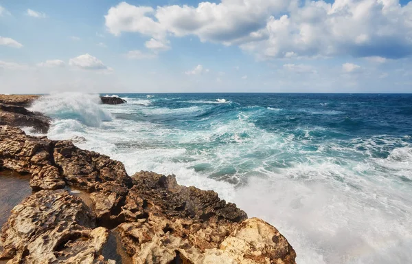 Dalgalar Kayalık Kıyıda Akdeniz Yendi Kıbrıs — Stok fotoğraf