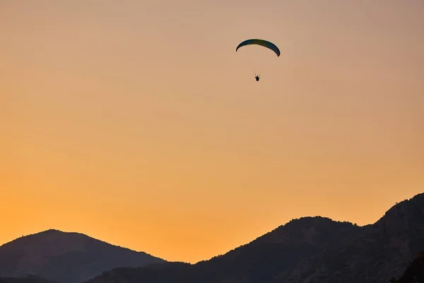 Sílhueta Parapente Voando Sobre Vale Nebuloso Montanha Belas Cores Quentes — Fotografia de Stock