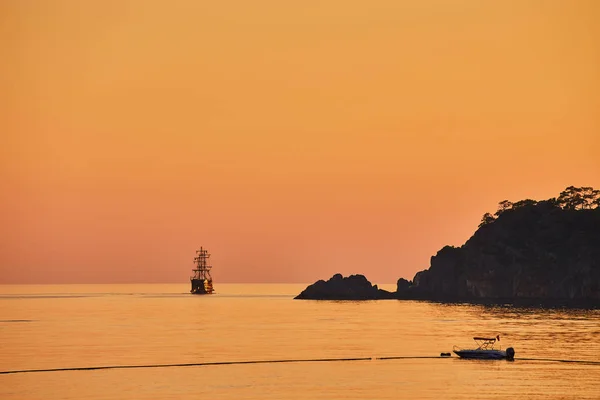Silhouette Montagne Yacht Tramonto Oludeniz Turchia — Foto Stock