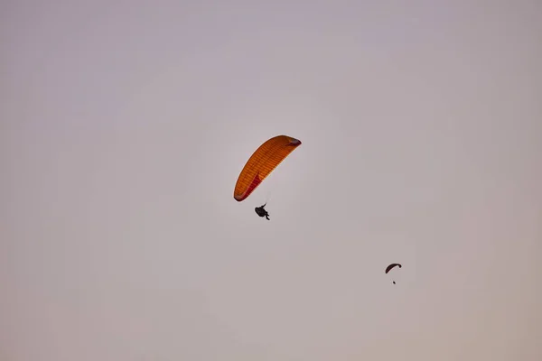 Silhouette Paragliders Dramatic Sky Sunset — Stock Photo, Image