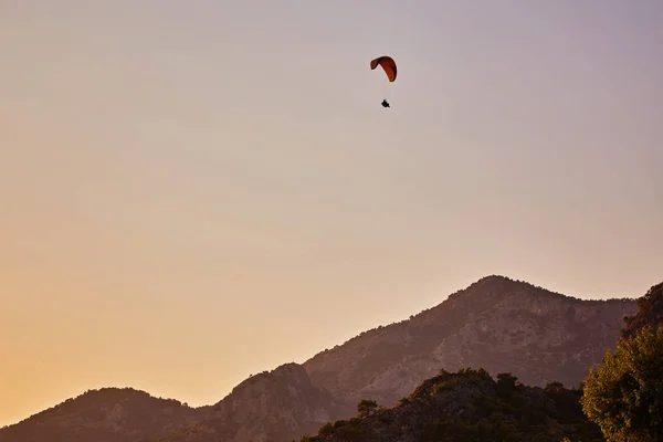 Paraglider Silhouet Vliegen Mistige Bergdal Mooie Warme Zonsondergang Kleuren Sport — Stockfoto