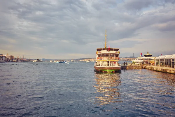 Détroit Bosphore Avec Ferry Boats Coucher Soleil Istanbul Turquie — Photo