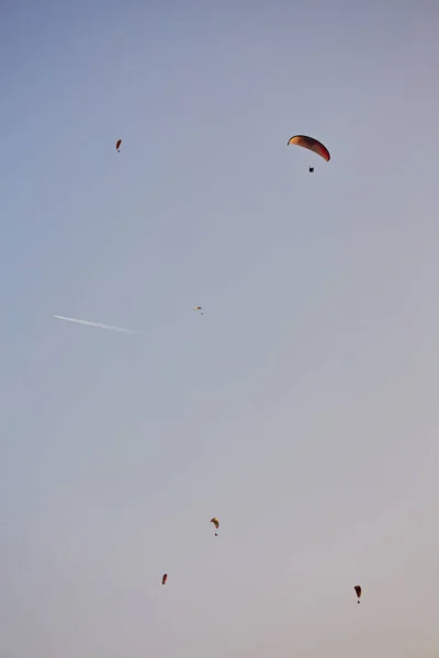 Paraşütler Dramatik Gökyüzü Gün Batımında Karşı Silüeti — Stok fotoğraf