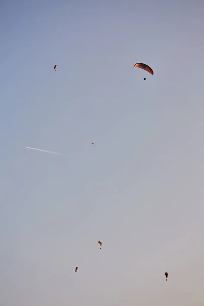 Silhueta Parapentes Contra Céu Dramático Pôr Sol — Fotografia de Stock