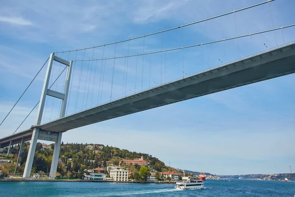 Schiffe Passieren Die Bosporus Brücke Mit Dem Hintergrund Der Bosporus — Stockfoto