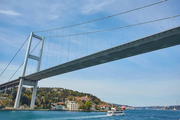 Navios Que Passam Pela Ponte Bósforo Com Fundo Estreito Bósforo — Fotografia de Stock