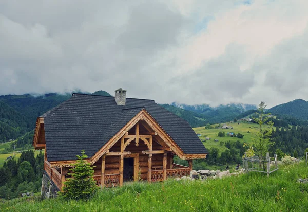 Une Maison Bois Sur Une Prairie Verdoyante Montagne Une Maison — Photo