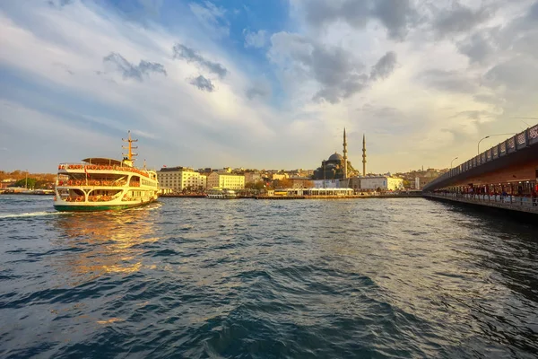 博斯普鲁斯海峡的背景是一个老城区 Istambul — 图库照片