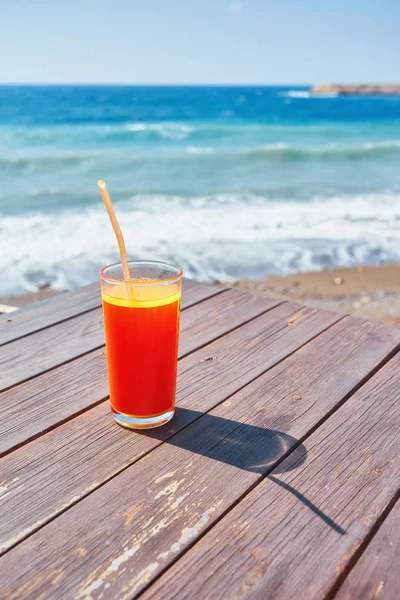 Orangencocktail Auf Holztisch Sonniger Tag Der Nähe Des Mittelmeeres Sommerzeit — Stockfoto