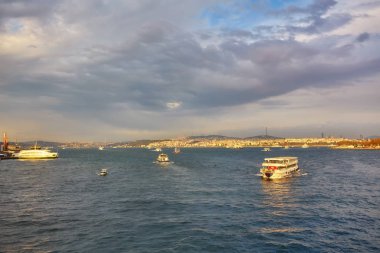 Istanbul, Türkiye'de gün batımını feribot teknelerle Boğaz