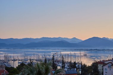 Güzel Körfezi ve bağlantı noktası Fethiye sırasında günbatımı, Türkiye