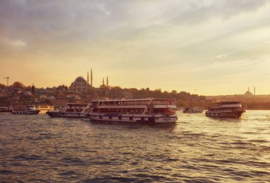 Istanbul, Türkiye'de gün batımını feribot teknelerle Boğaz