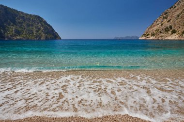 Yaz kelebeği vadisi sahil manzarası ve yolcu gemisi Oludeniz, Türkiye