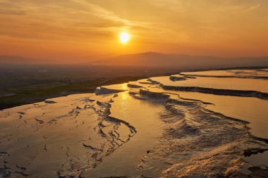 Doğal Traverten havuzları ve günbatımı - Pamukkale, Türkiye'de de terasların