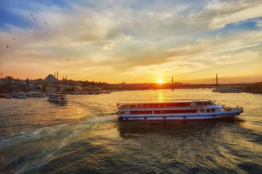 Istanbul, Türkiye'de gün batımını feribot teknelerle Boğaz