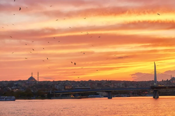 Istanbul Ved Dramatisk Solnedgang Med Sol – stockfoto