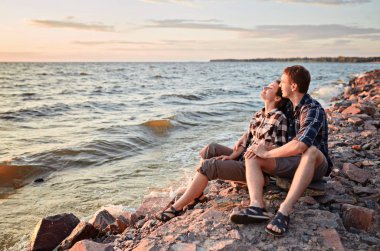 Göldeki aşıklar. Aşık genç çift parkta groun oturuyor
