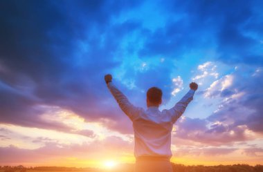 mutlu işadamı, h ile rüzgar arka plan üzerinde alanında duran