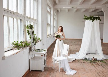 Parlak şık Studio bir gelinlik güzel gelin. Avrupa tarzında düğün. Dekor ve buket elinde.