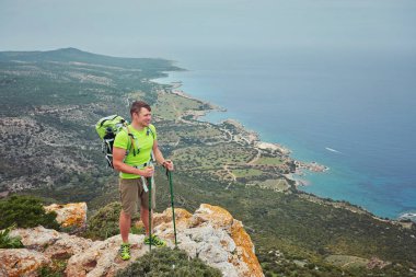 Dağın tepesinde turist, b denize bakan