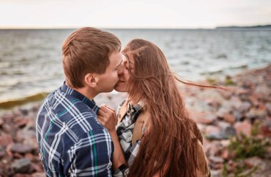 Göldeki aşıklar. Aşık genç çift parkta groun oturuyor