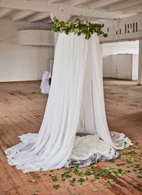 Gelinin beyaz gölgeliği bir fotoğraf stüdyosunda askıya alındı