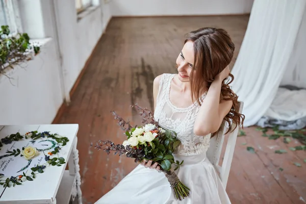 Belo buquê de casamento macio de rosas creme e flores eustoma — Fotografia de Stock